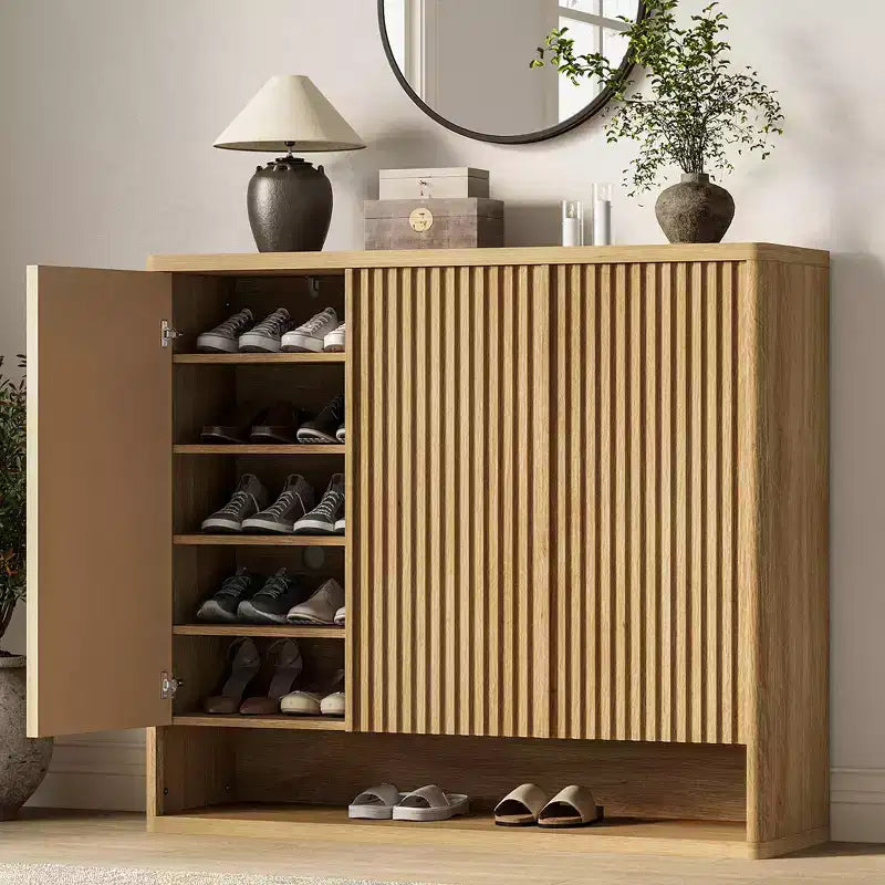 Schuhschrank mit geriffelter Tür, verstellbare Einlegeböden für Eingangsbereich und Wohnzimmer