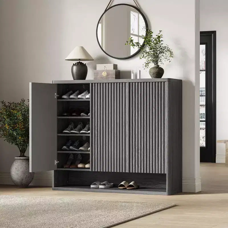 Schuhschrank mit geriffelter Tür, verstellbare Einlegeböden für Eingangsbereich und Wohnzimmer