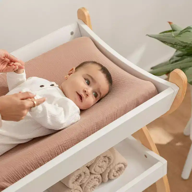 Comfy Cubs Baby-Wickeltisch – robuste Holzkonstruktion, zeitloses Design mit zwei offenen Ablagen für Babyutensilien