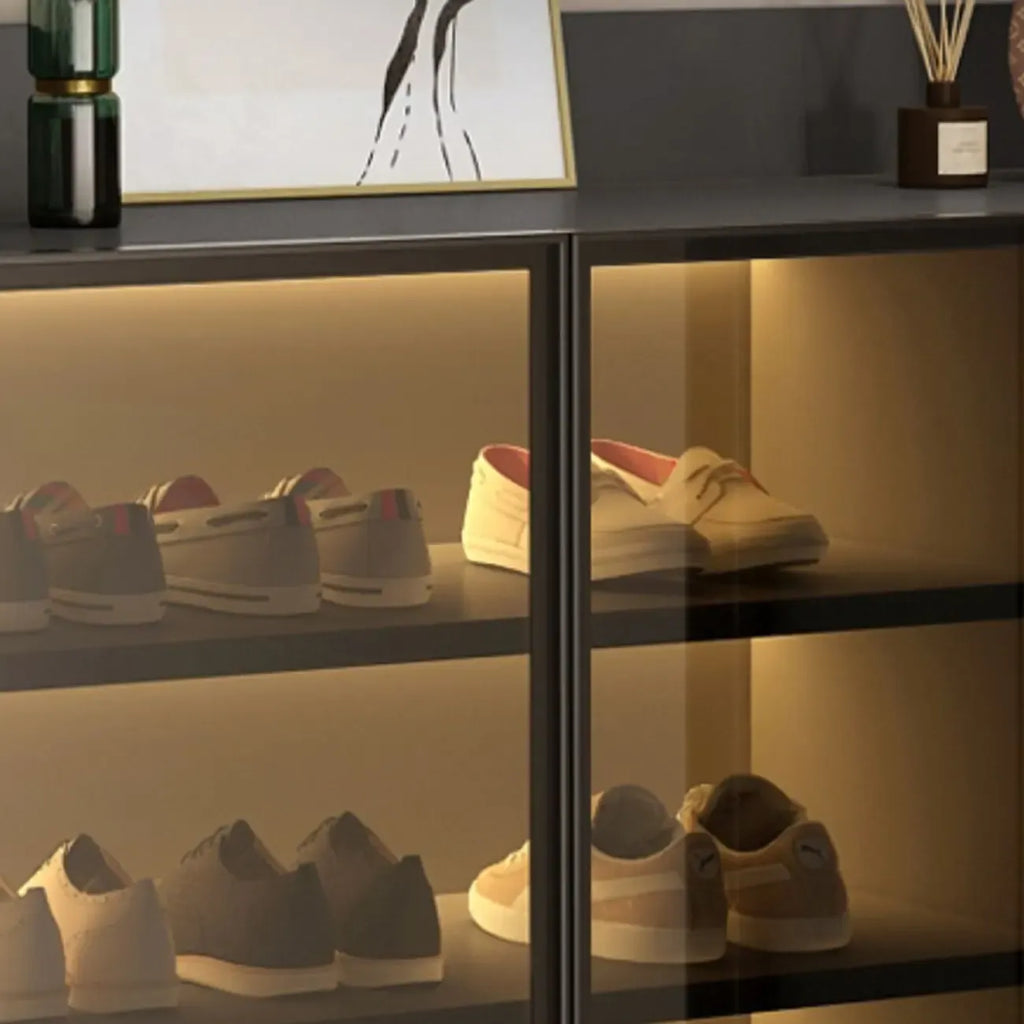 Schuhschrank mit LED-Beleuchtung, verstellbaren Einlegeböden und transparenten Türen
