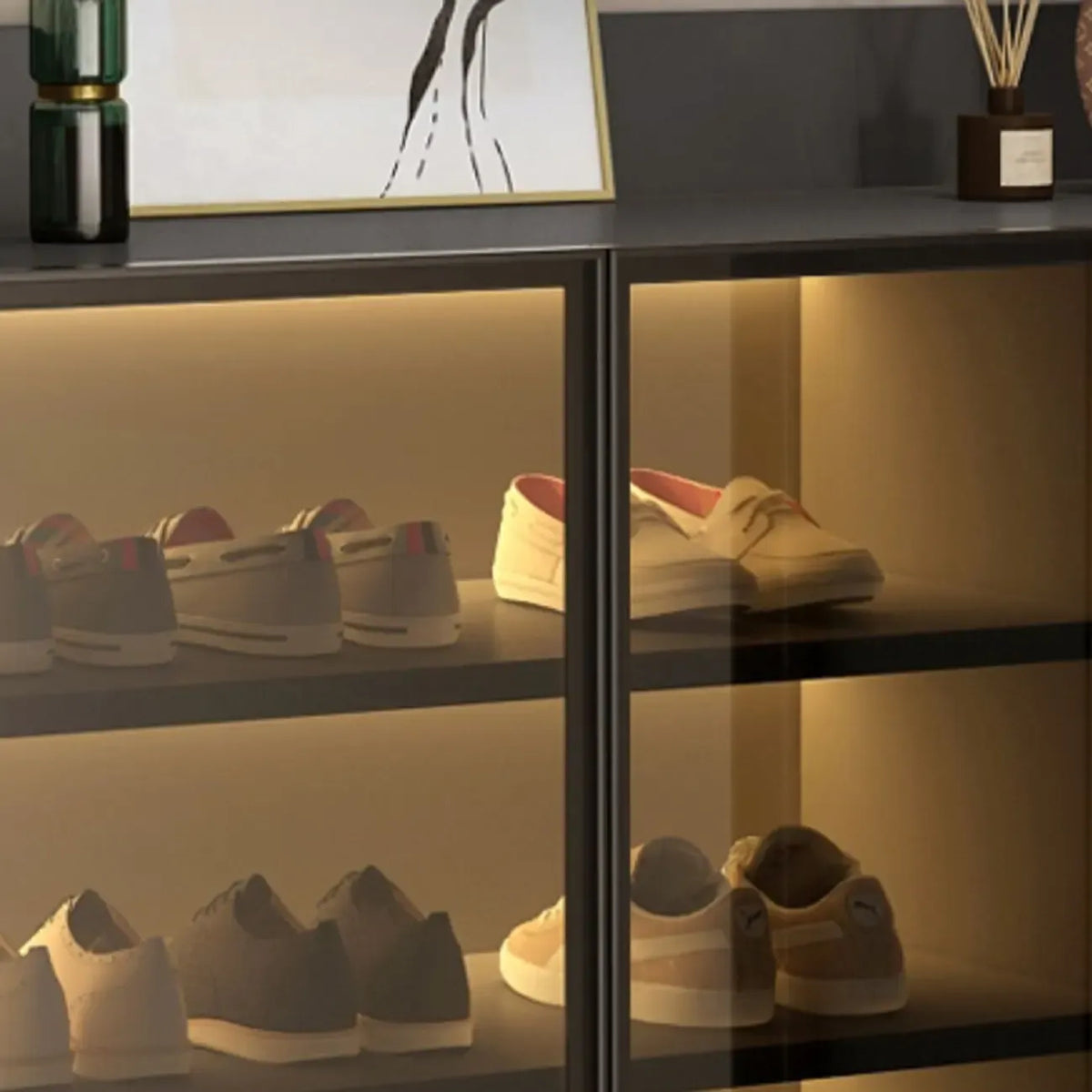 Schuhschrank mit LED-Beleuchtung, verstellbaren Einlegeböden und transparenten Türen