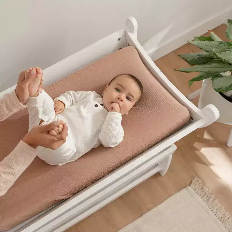 Comfy Cubs Baby-Wickeltisch – robuste Holzkonstruktion, zeitloses Design mit zwei offenen Ablagen für Babyutensilien