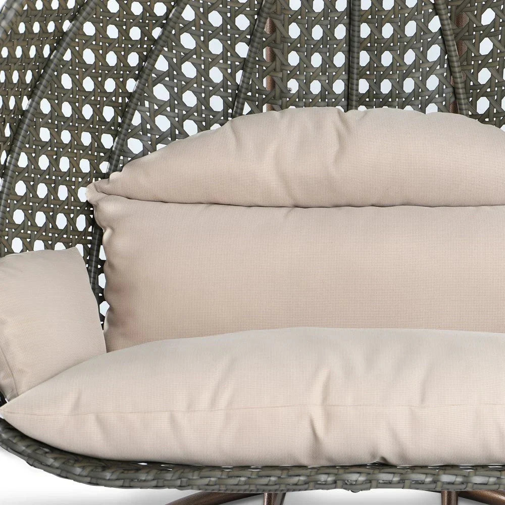 LeisureMod 2-Personen Hängesessel Ei mit Gestell - Outdoor/Indoor Rattan Korb Terrassen Schaukel Hängematte Liege mit Kissen