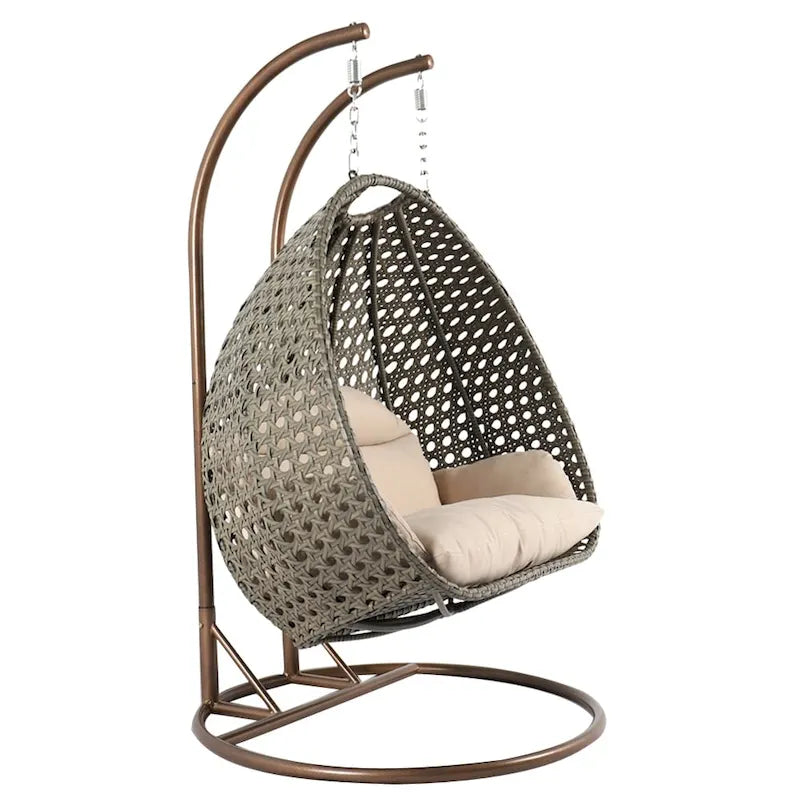 LeisureMod 2-Person Hängesessel mit Ständer – Outdoor/Indoor Rattan Korbsessel Garten-Schaukelhängematte mit Kissen