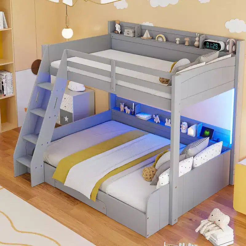 Etagenbett für Geschwister (oben: Twin, unten: Full) mit Stauraum, LED-Beleuchtung und Ladestation, Holzetagenbett mit seitlichen Regalen für Kinder & Jugendliche