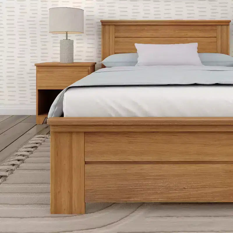 Plank+Beam Farmhouse Vollholz-Bettgestell mit Kopfteil, Massivholz-Plattformbett