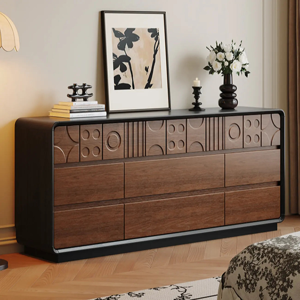 Art-déco-inspirierte Holzkommode mit geometrischen Schnitzereien