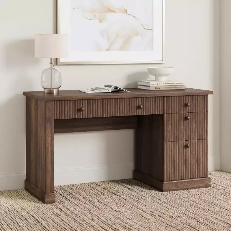Geriffelter Home-Office-Schreibtisch mit Stauraum, 137 cm moderner Chefschreibtisch mit Ladestation, Computer-Schreibtisch aus Holz mit Aktenschubladen für das Arbeitszimmer