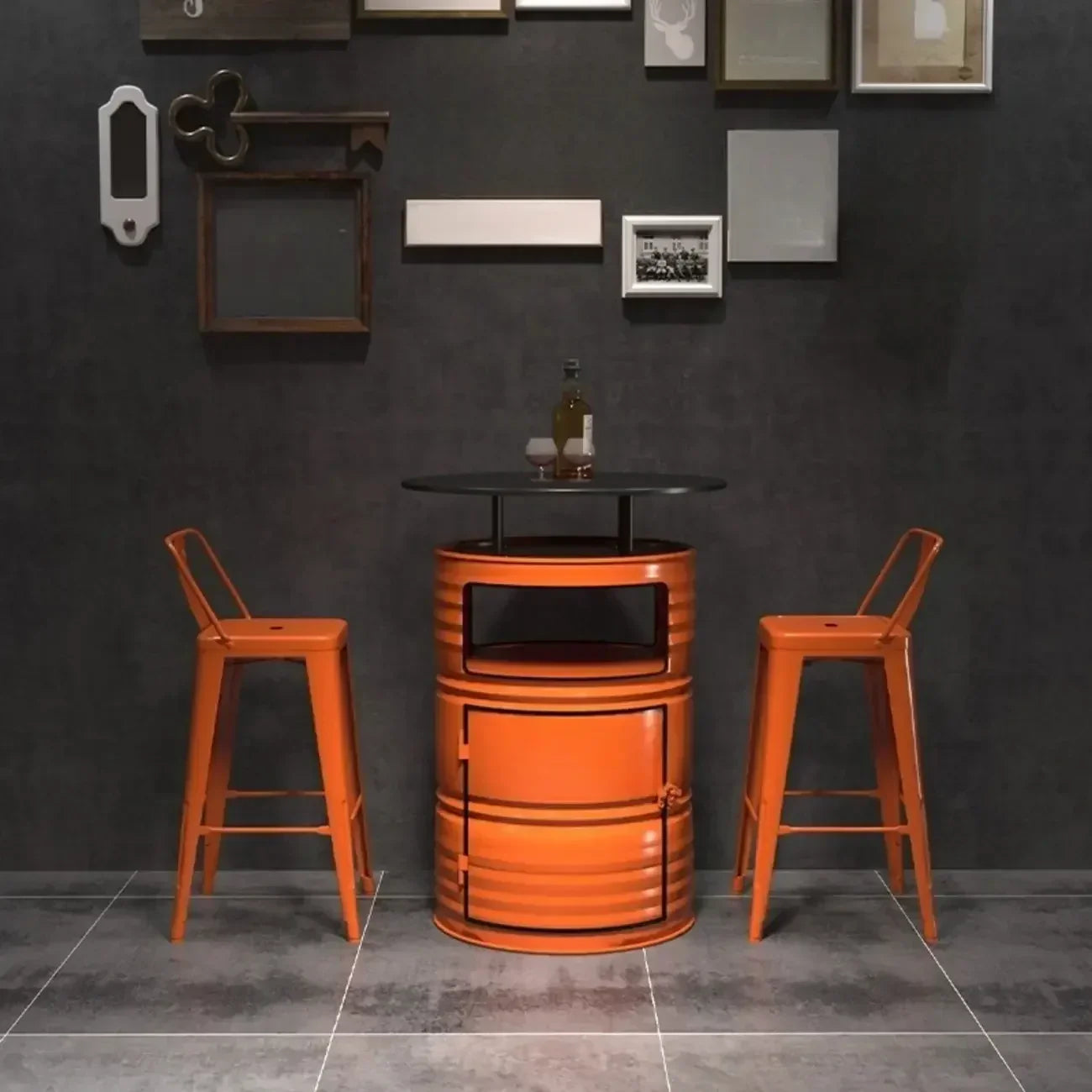 Industrielle schwarze, orangefarbene Metallfass-Stehtische