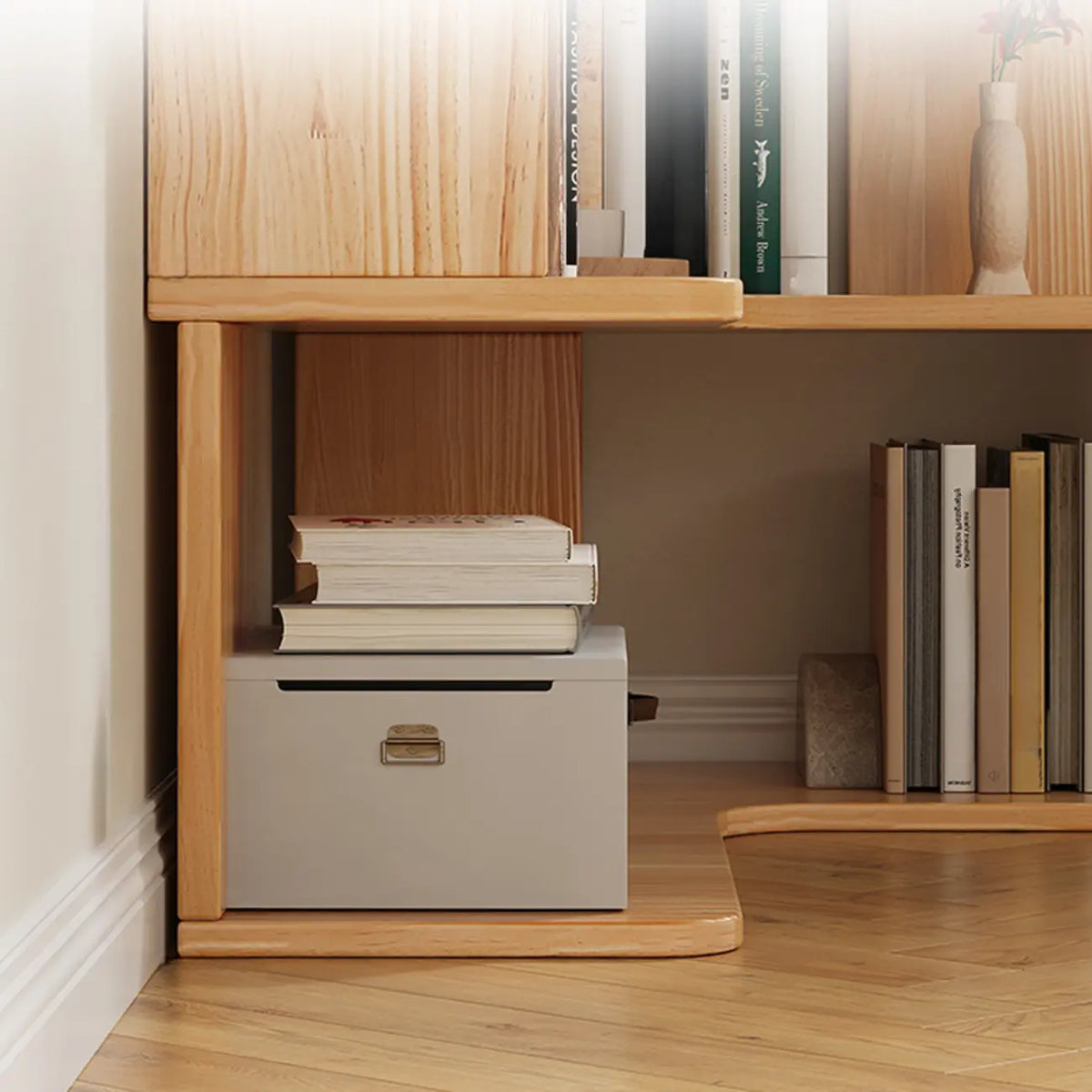 L-förmiges offenes Bücherregal aus Holz mit Naturfinish