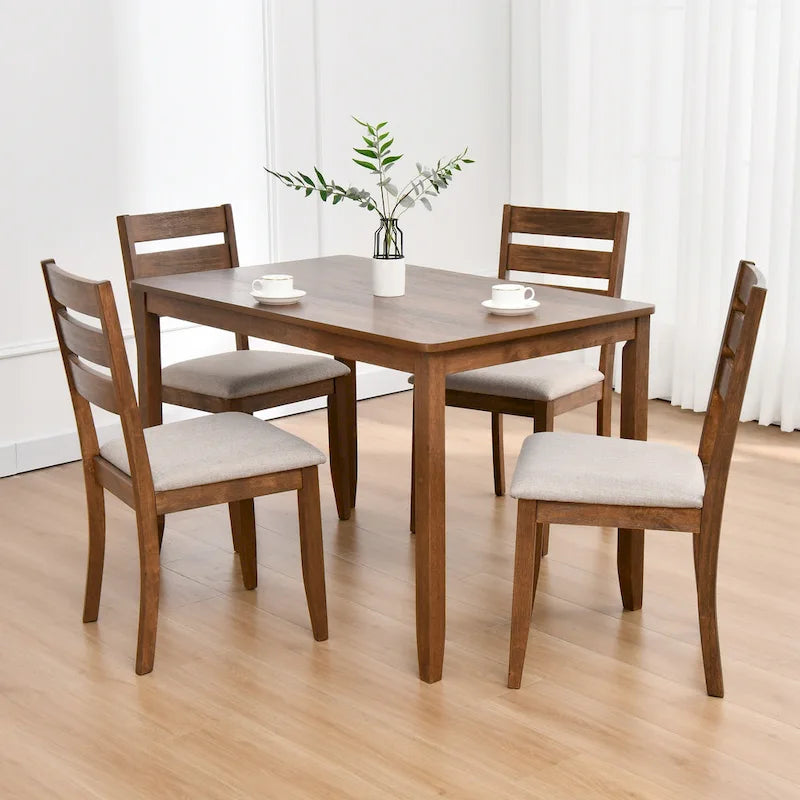 Vier Esszimmerstühle aus Holz mit Lattenrücken