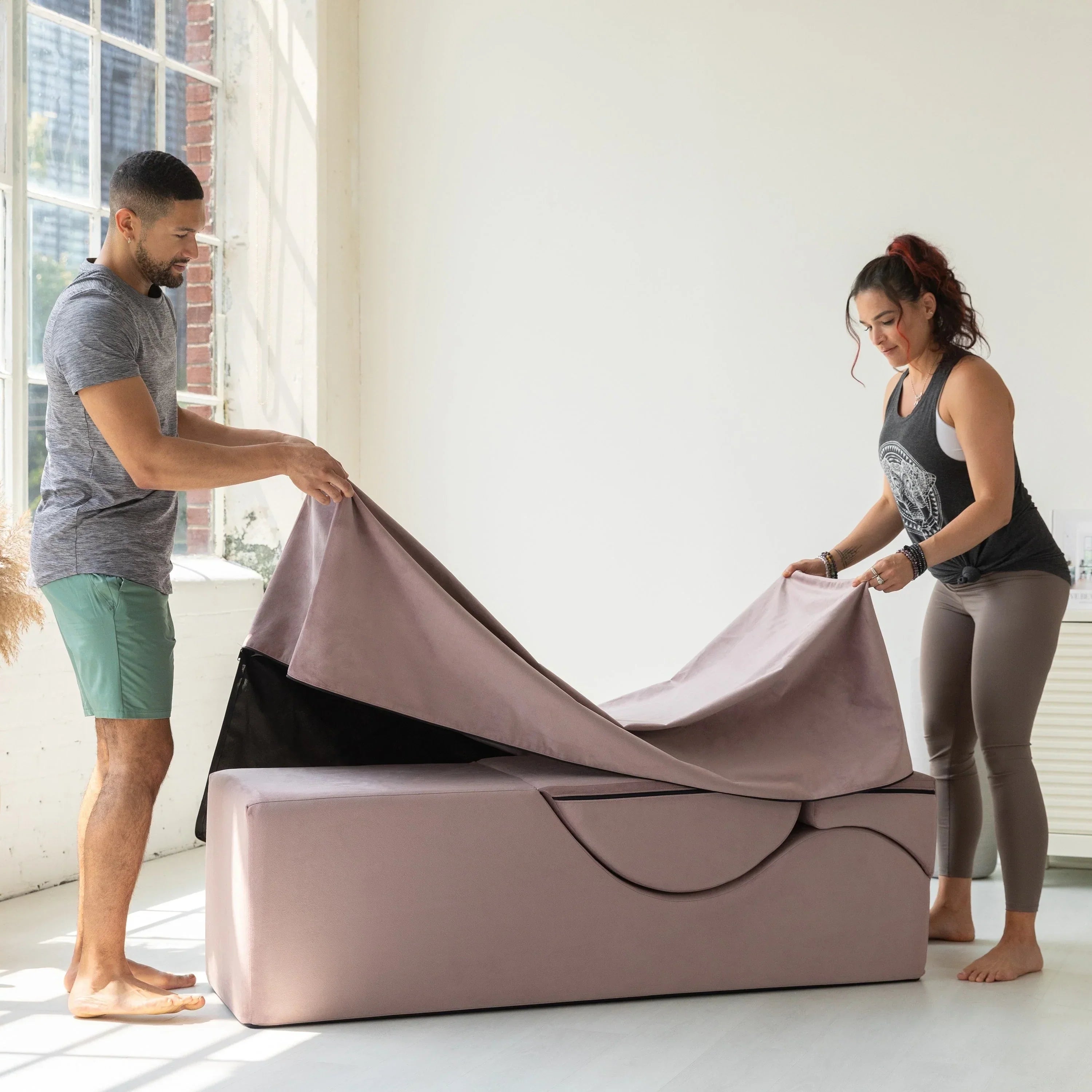 Avana Kami umwandelbare Chaise / Yoga & Massage – 2-in-1-Ottomane mit verdeckter ausklappbarer Yoga-Liege, Microvelvet – N/A