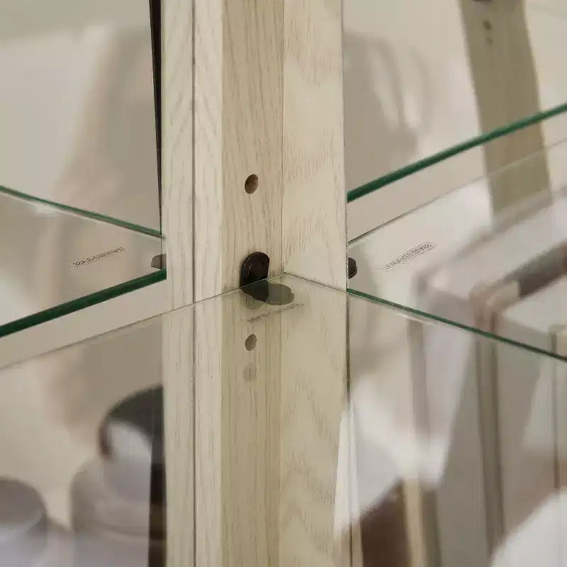 Eck-Vitrine mit Glastüren und Regalen, Eck-Schaukasten für das Wohnzimmer