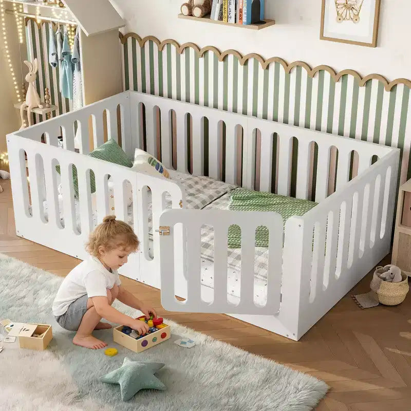Weißes Twin Montessori Bodenbett mit Zaungittern & Tür – Massivholz, 1 Kind