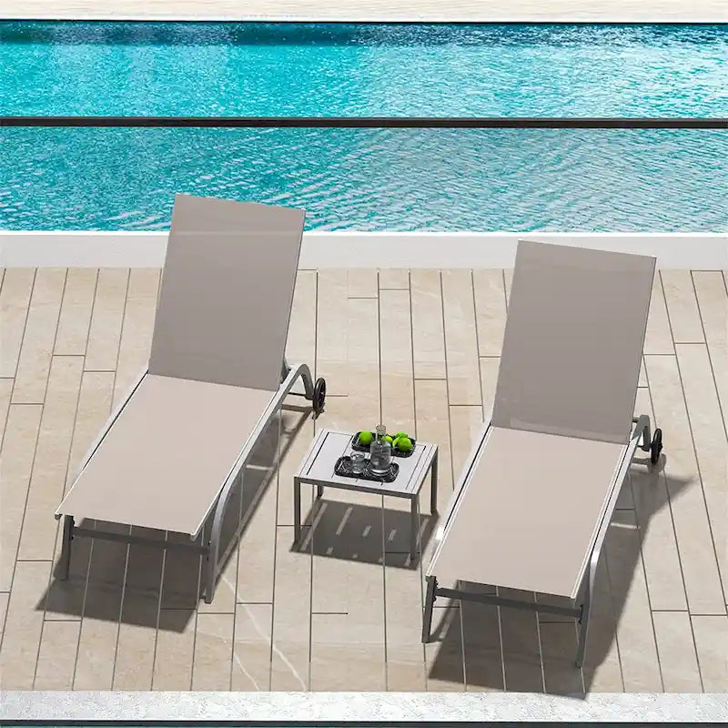 Zwei Outdoor-Loungesessel mit 1 Tisch