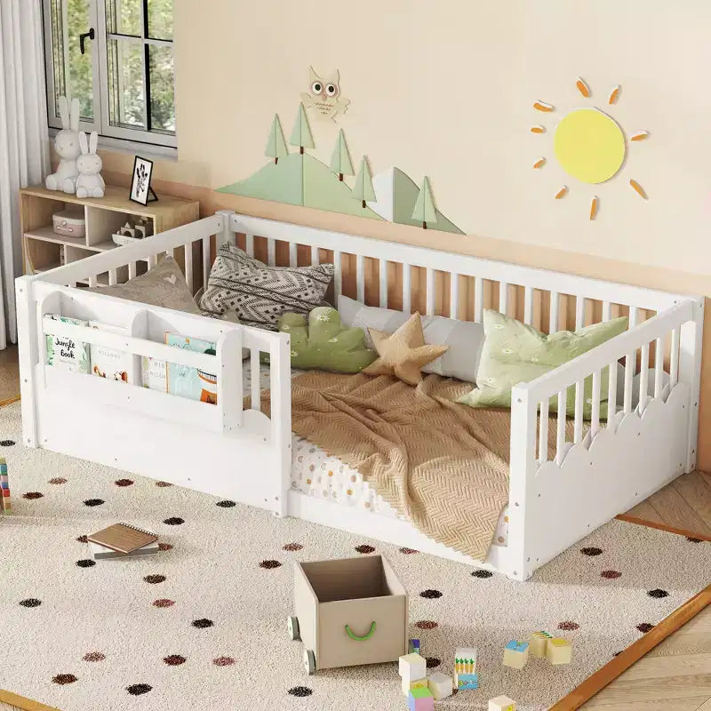 Bellemave Kinder-Bodenbett mit erhöhtem Zaun und Bücherregal, hölzernes Montessori-Bettgestell in Twin-Größe für Mädchen und Jungen