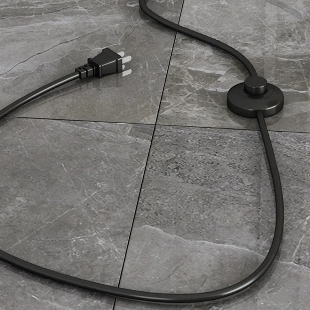 Moderne Stehleuchte aus Metall mit Stoffschirm