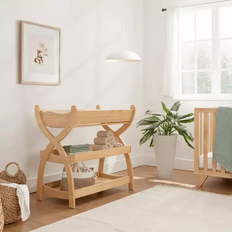 Comfy Cubs Baby-Wickeltisch – robuste Holzkonstruktion, zeitloses Design mit zwei offenen Ablagen für Babyutensilien