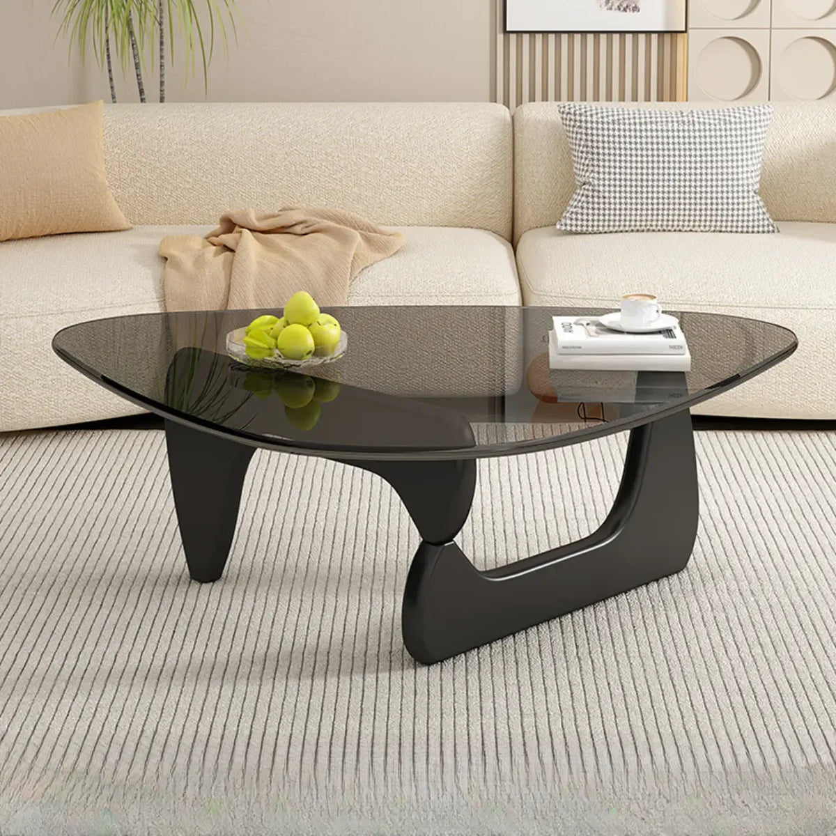 Dreieckiger Couchtisch aus Holz mit Glasplatte