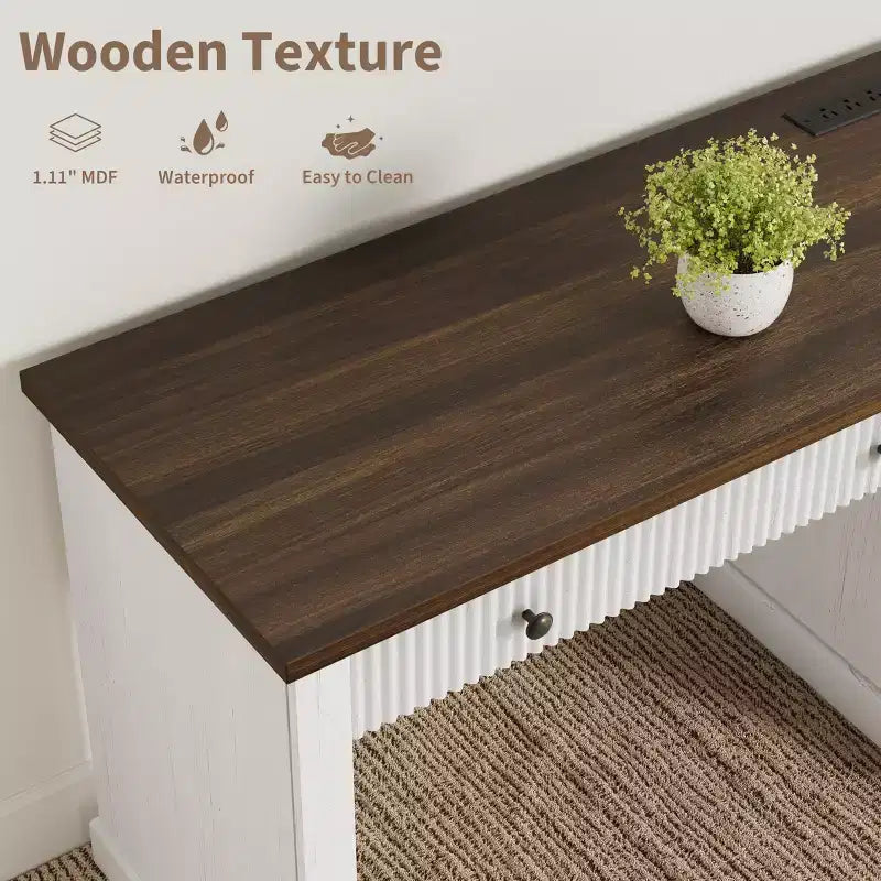 Geriffelter Home-Office-Schreibtisch mit Stauraum, 137 cm moderner Chefschreibtisch mit Ladestation, Computer-Schreibtisch aus Holz mit Aktenschubladen für das Arbeitszimmer