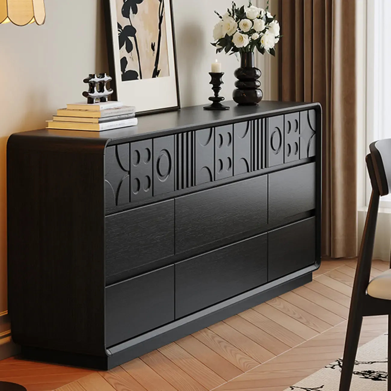 Art-déco-inspirierte Holzkommode mit geometrischen Schnitzereien