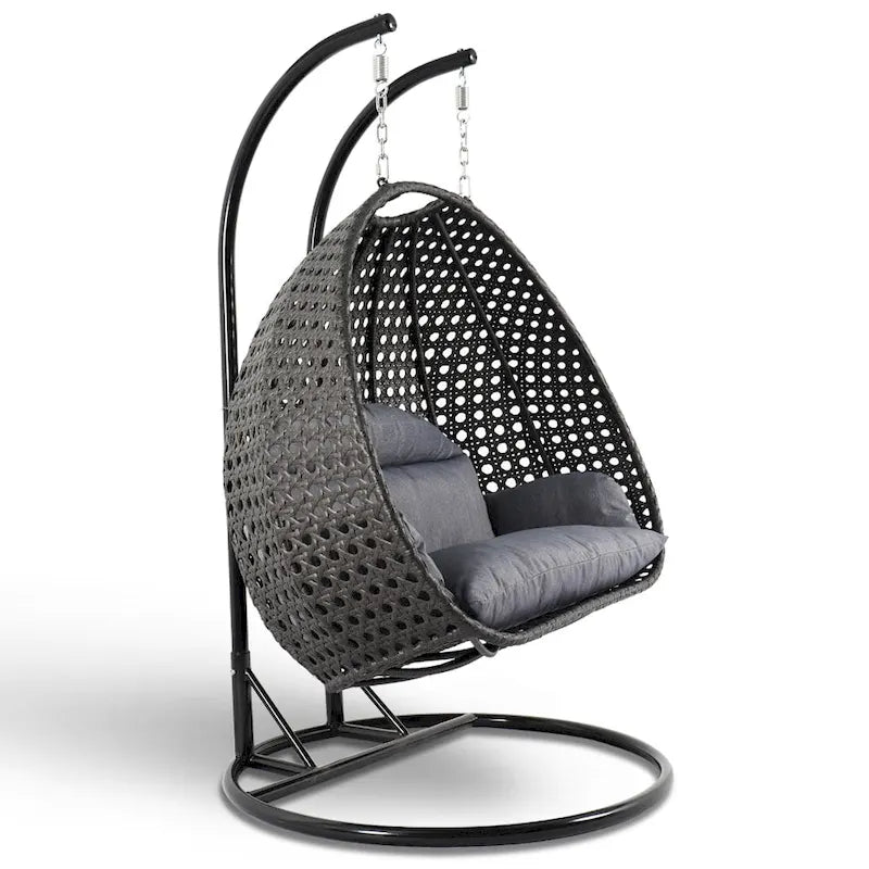 LeisureMod 2-Person Hängesessel mit Ständer – Outdoor/Indoor Rattan Korbsessel Garten-Schaukelhängematte mit Kissen