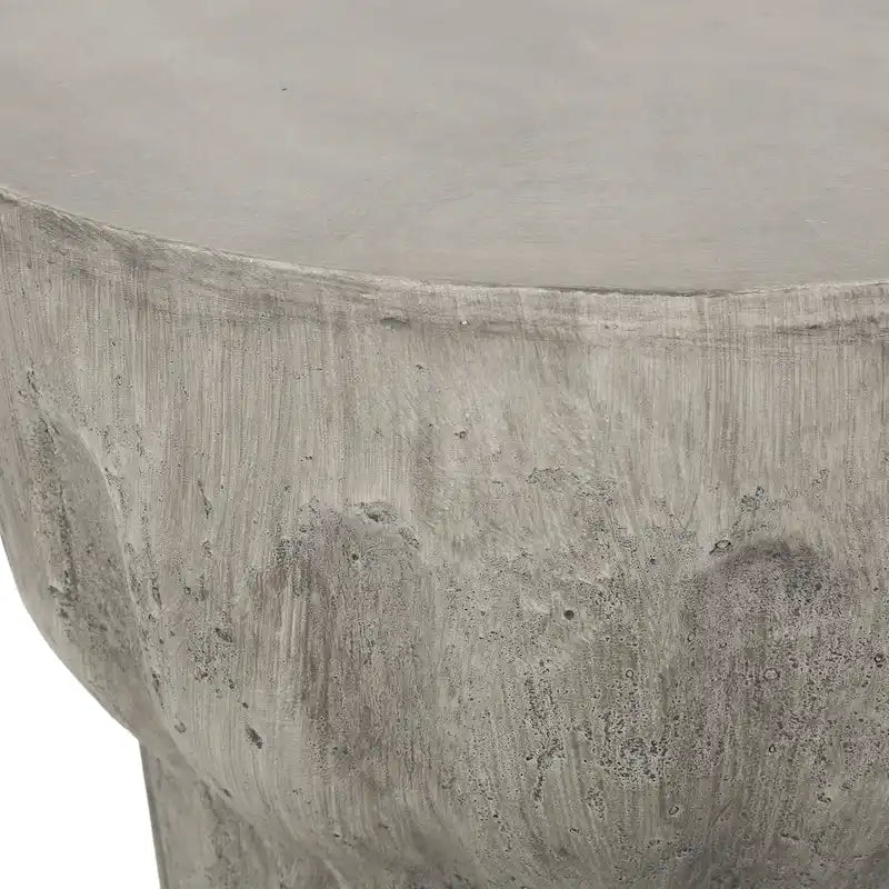 Delphinus Zeitgenössischer leichter Beton-Akzent-Beistelltisch für Innen- und Außenbereiche von Christopher Knight Home
