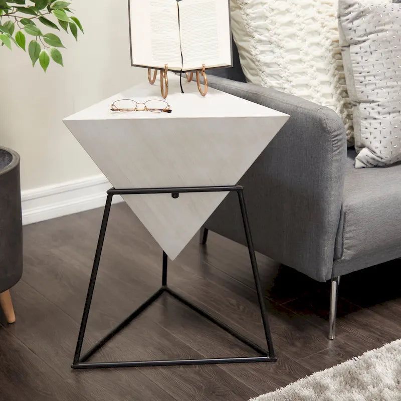 Akzenttisch in umgedrehter Pyramidenform aus Holz mit Metallgestell – Schwarz oder Weiß – Roche River Decor