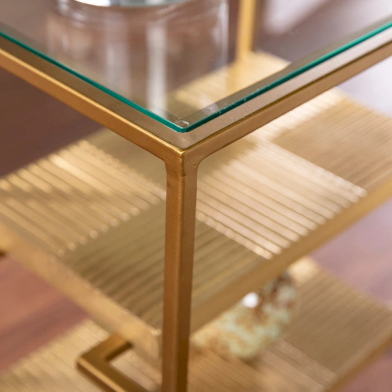 SEI Furniture Pantello Beistelltisch mit Glasplatte und Regalböden, Messing