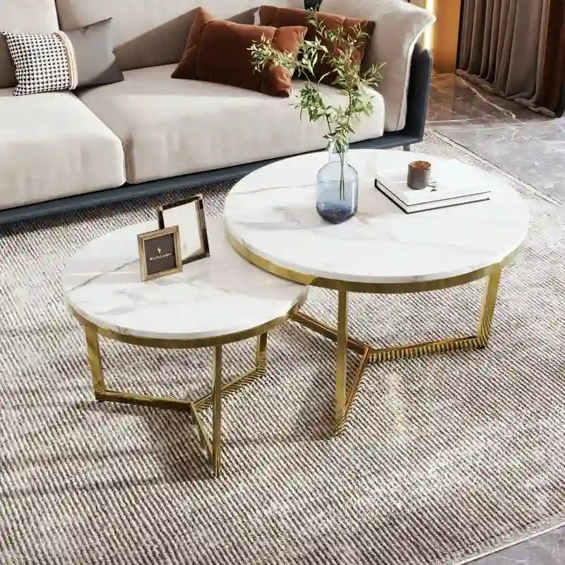 2 runde, moderne Beistelltische mit Marmor-Tischplatte und goldenem Gestell