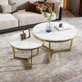 2 runde, moderne Beistelltische mit Marmor-Tischplatte und goldenem Gestell