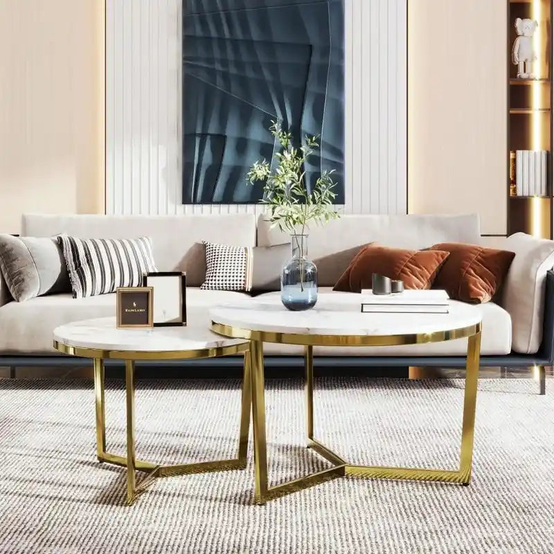 2 runde, moderne Beistelltische mit Marmor-Tischplatte und goldenem Gestell