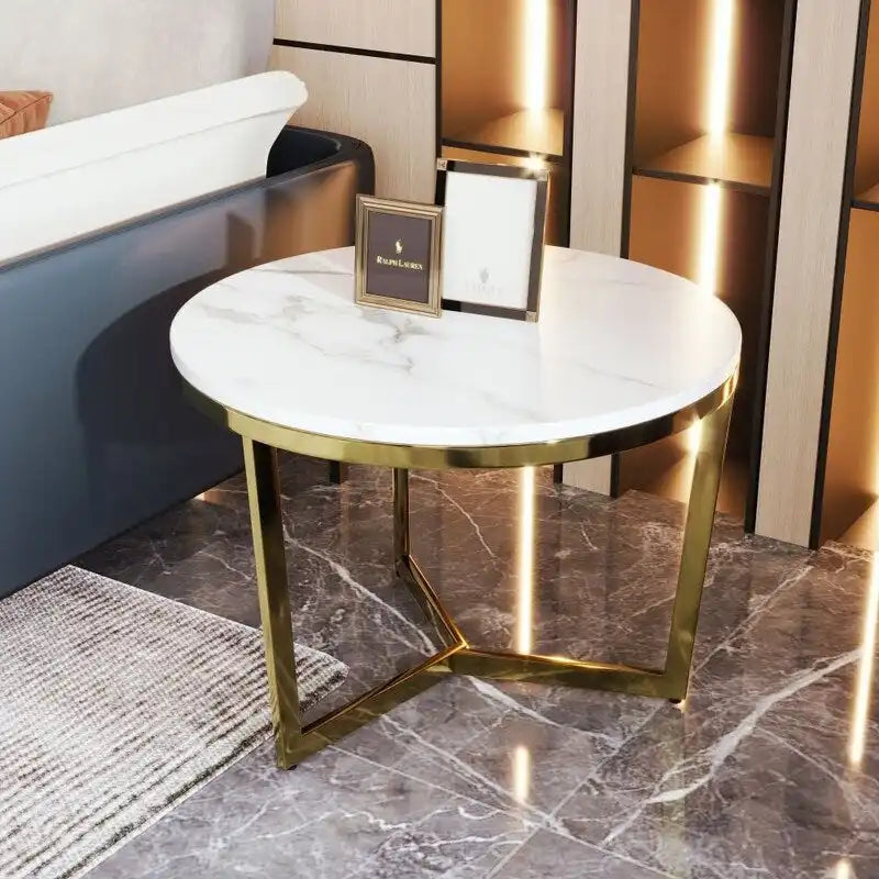 2 runde, moderne Beistelltische mit Marmor-Tischplatte und goldenem Gestell