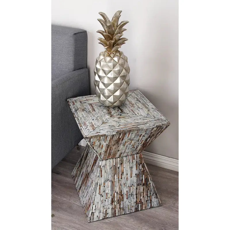 Handgefertigter Beistelltisch in Sanduhrform aus Perlmutt – Grau oder Beige – Roche River Decor