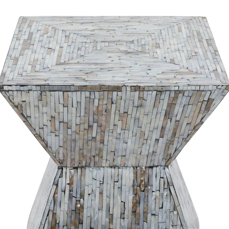 Handgefertigter Beistelltisch in Sanduhrform aus Perlmutt – Grau oder Beige – Roche River Decor