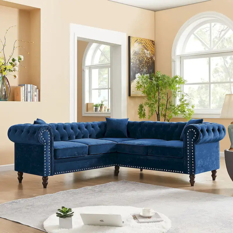 L-förmiges Sofa mit tief gehefteten Details und geschwungenen Armlehnen.