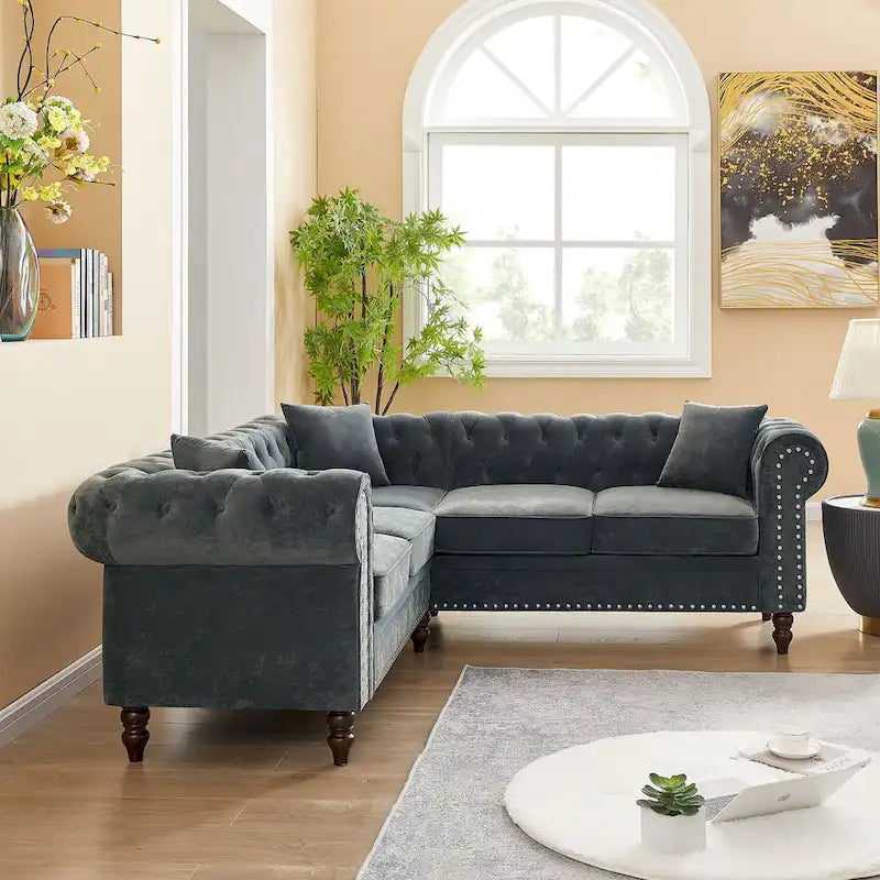 L-förmiges Sofa mit tief gehefteten Details und geschwungenen Armlehnen.