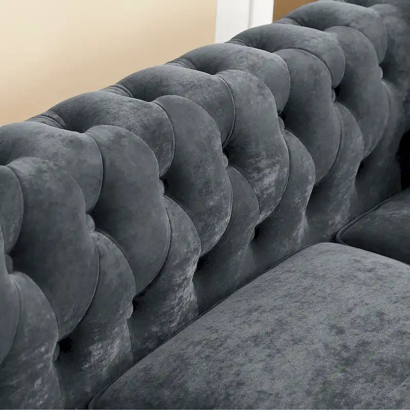L-förmiges Sofa mit tief gehefteten Details und geschwungenen Armlehnen.