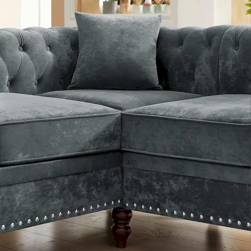 L-förmiges Sofa mit tief gehefteten Details und geschwungenen Armlehnen.