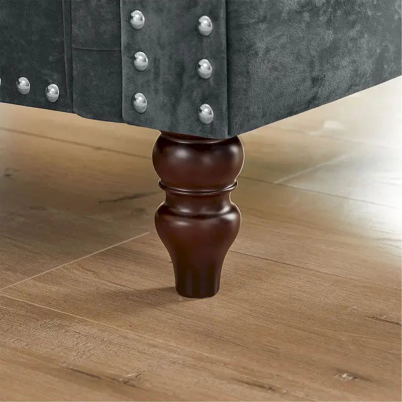 L-förmiges Sofa mit tief gehefteten Details und geschwungenen Armlehnen.