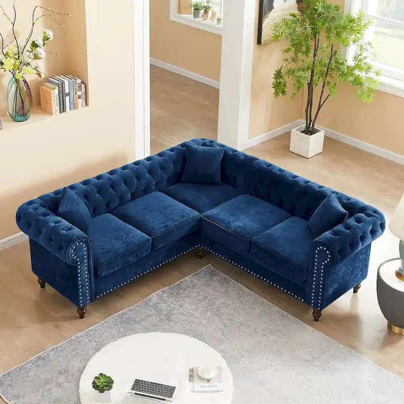 L-förmiges Sofa mit tief gehefteten Details und geschwungenen Armlehnen.