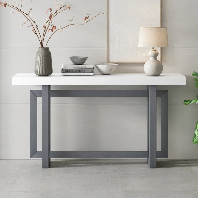 Konsolentisch mit industriell anmutender Beton-Holz-Platte