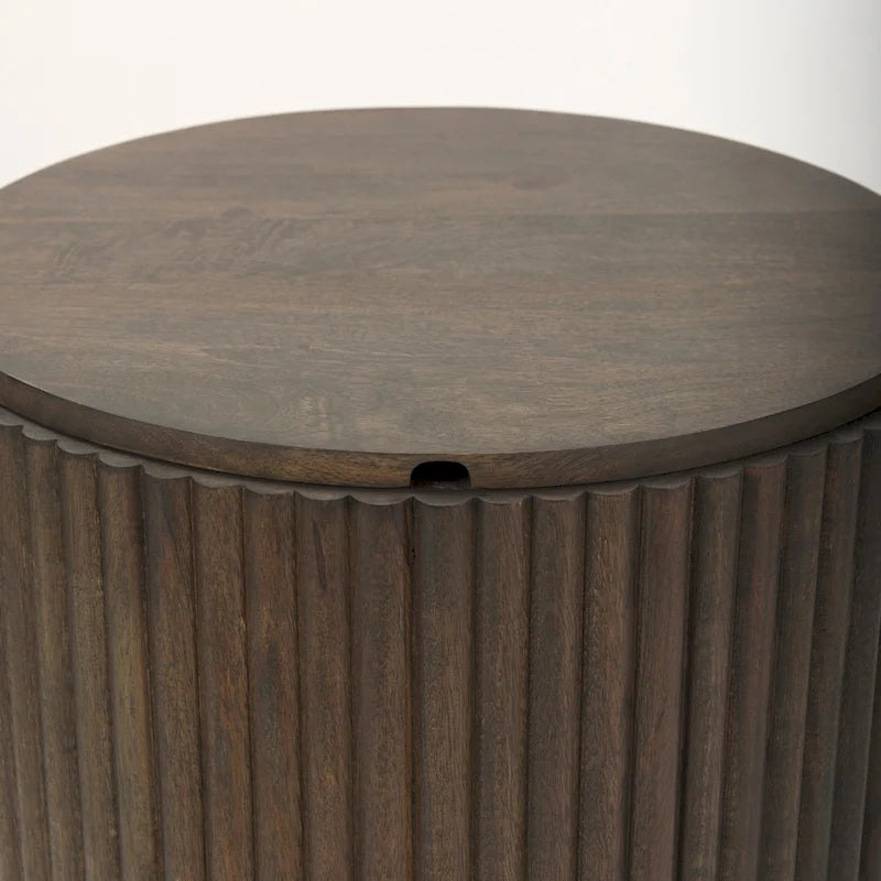 Terra Dunkelbrauner runder Beistelltisch aus Massivholz mit Rillenmuster