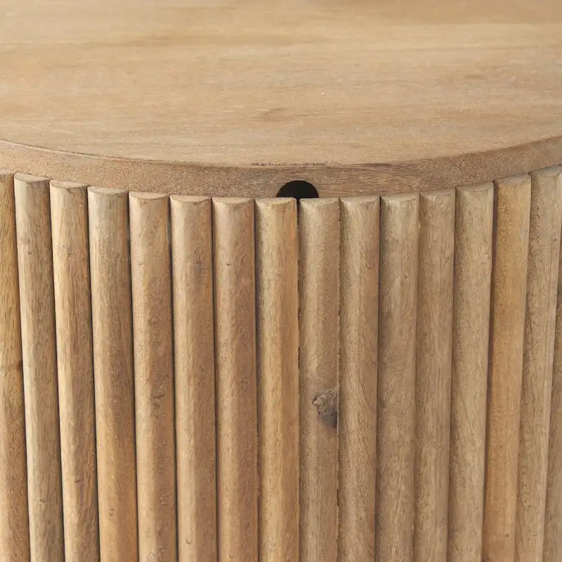 Terra Dunkelbrauner runder Beistelltisch aus Massivholz mit Rillenmuster