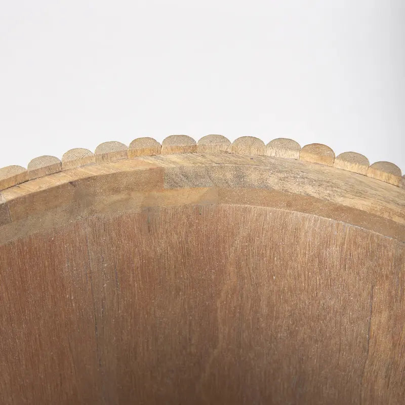 Terra Dunkelbrauner runder Beistelltisch aus Massivholz mit Rillenmuster
