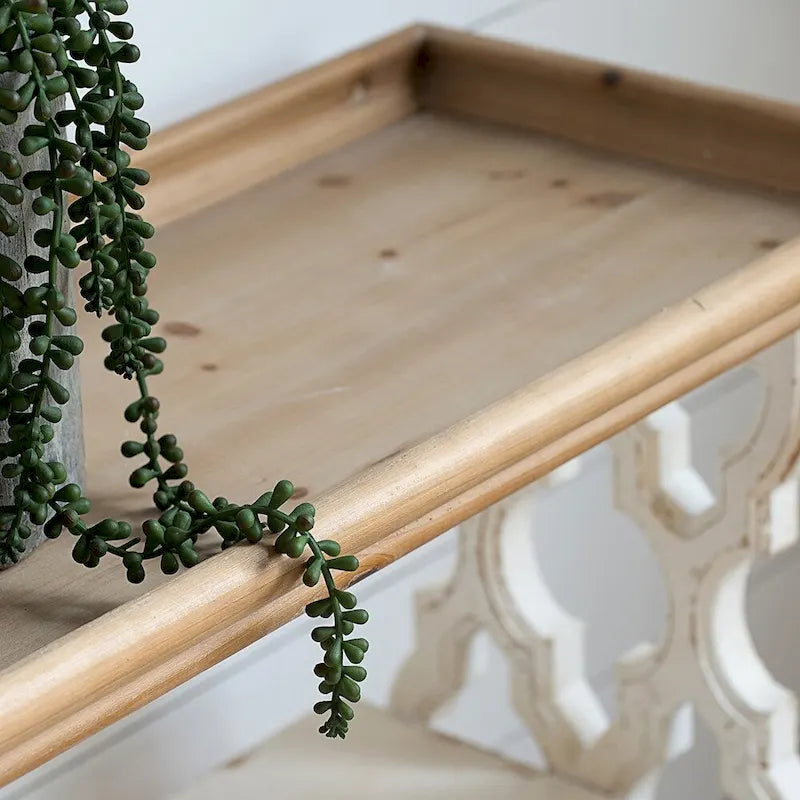 Konsole aus patiniertem Holz mit Ablage und Tablettaufsatz