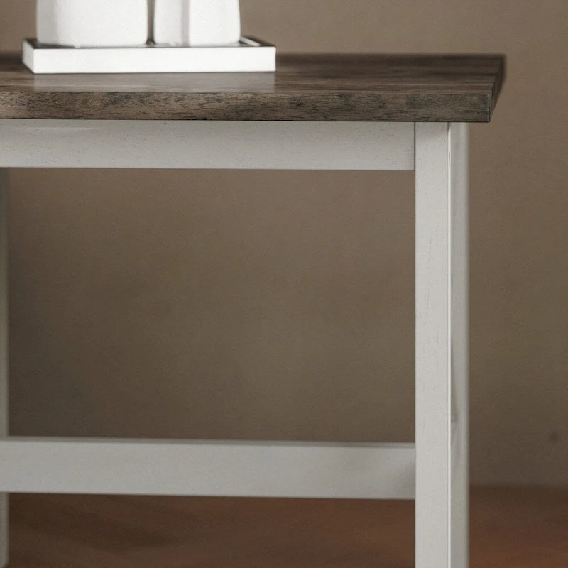 Beistelltisch im traditionellen Landhausstil aus Massivholz