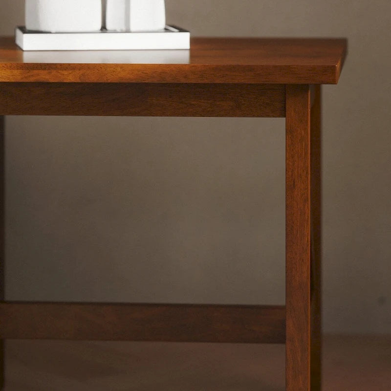 Beistelltisch im traditionellen Landhausstil aus Massivholz