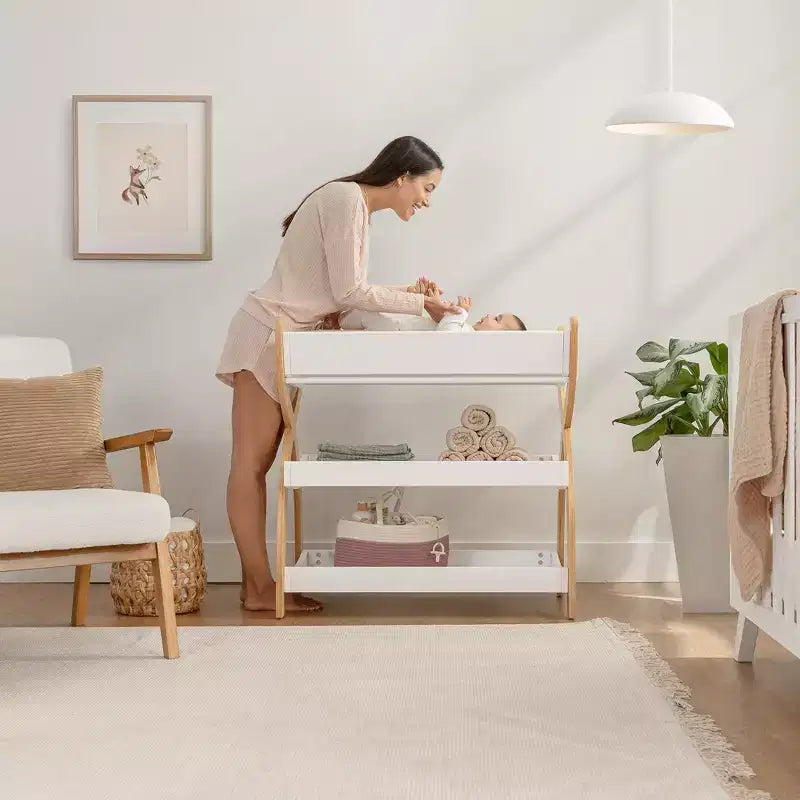 Comfy Cubs Baby-Wickeltisch – robuste Holzkonstruktion, zeitloses Design mit zwei offenen Ablagen für Babyutensilien