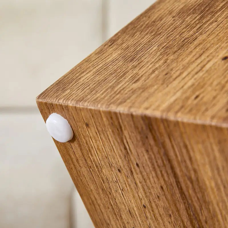 Der abnehmbare Doppelstock-Couchtisch, dessen abnehmbares Design die Raumnutzung flexibler gestalten kann